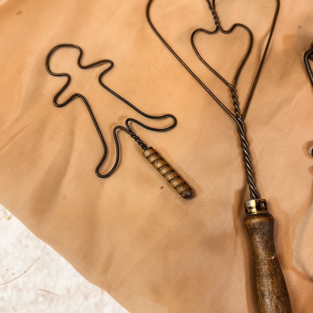 Antique wooden and wire rug‎ beaters - Picture 4 of 4